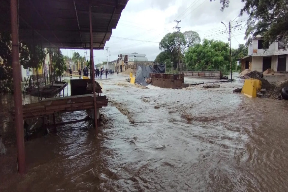 Las lluvias "sorprendieron" al Gobierno que comenzó tarde operativos de prevención