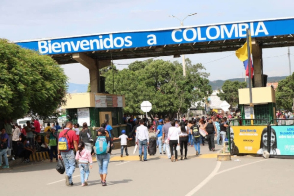 Colombia cierra frontera