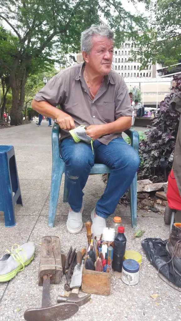 A sus 60 años, José Antonio sigue laborando en su taller improvisado de reparación de calzado. Foto: La Nación.