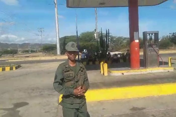 Militar intimida a periodistas en estación de servicio de Falcón