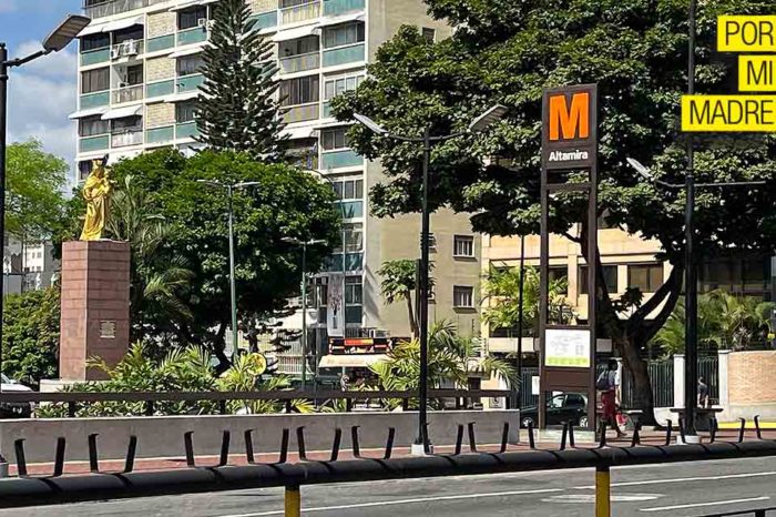 Metro Altamira monolito Por mi madre