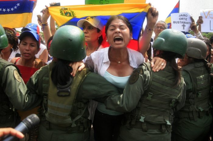 Venezuela mujer protesta Fundación Clooney