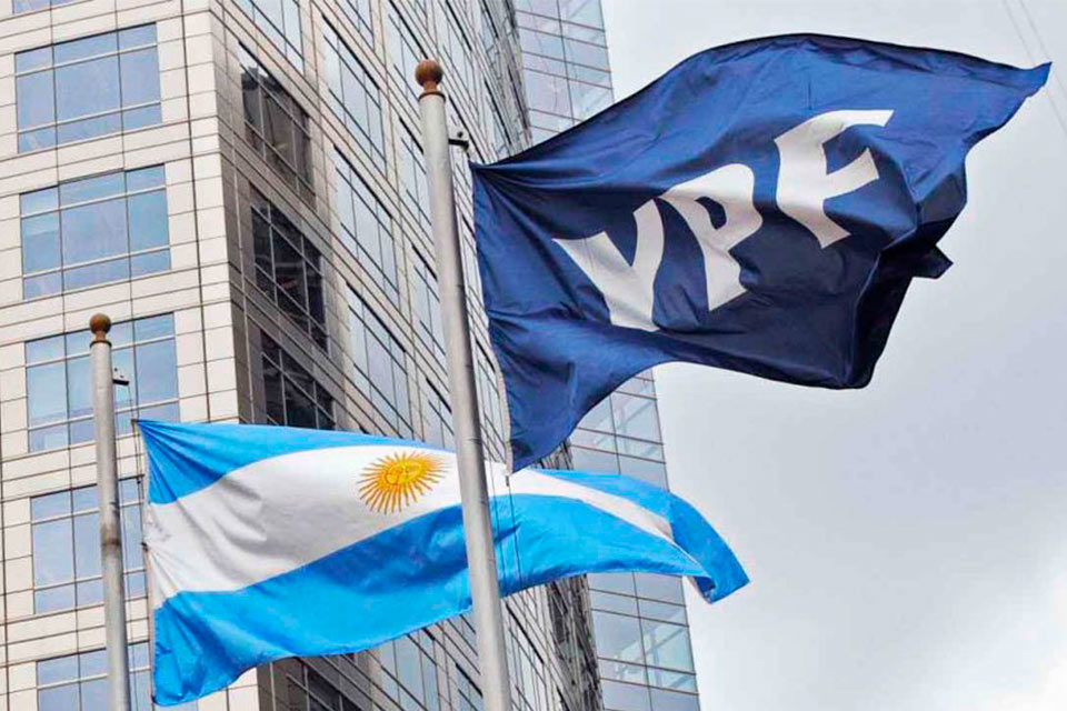 Descifrar a los del otro lado de la acera / YPF-Argentina gasolina