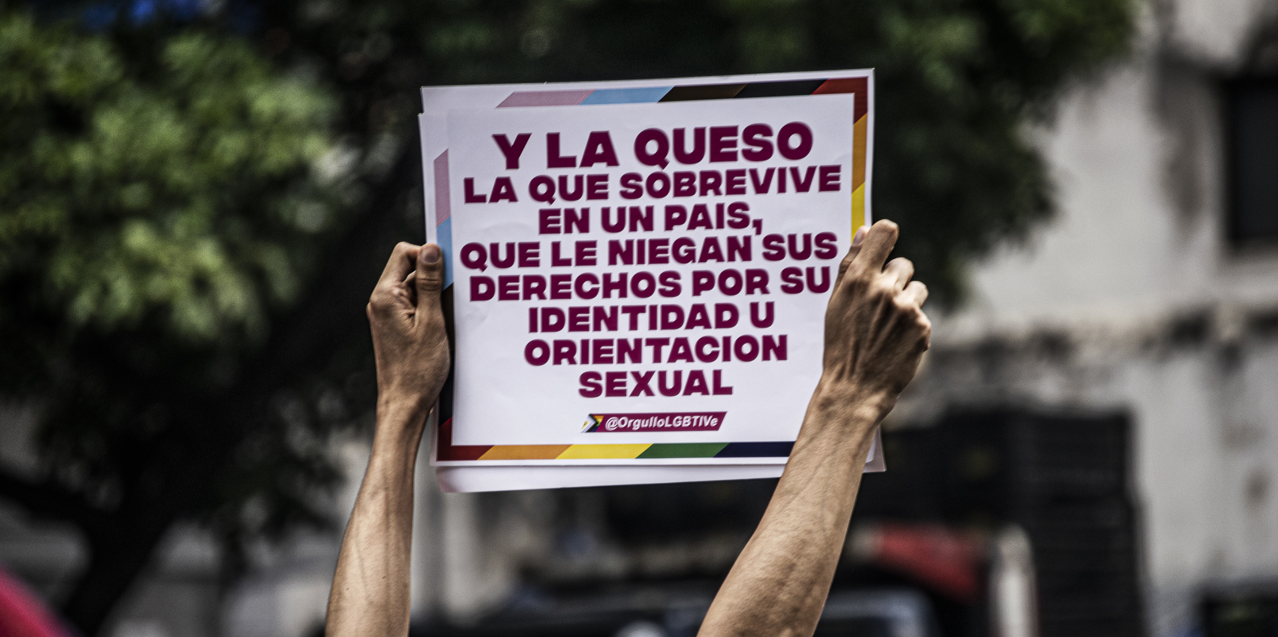 Una persona Lgbti sostiene una pancarta referente a la negación de derechos a esta población en Venezuela - Marcha del orgullo Lgbti en Caracas, Venezuela, 2023