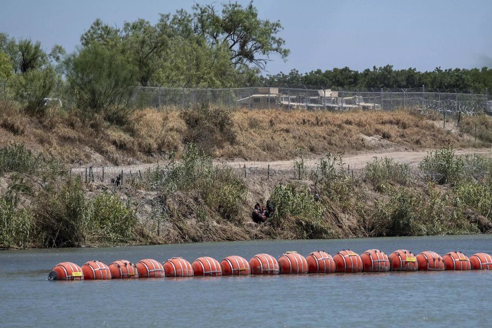 Boyas río bravo Texas migrantes