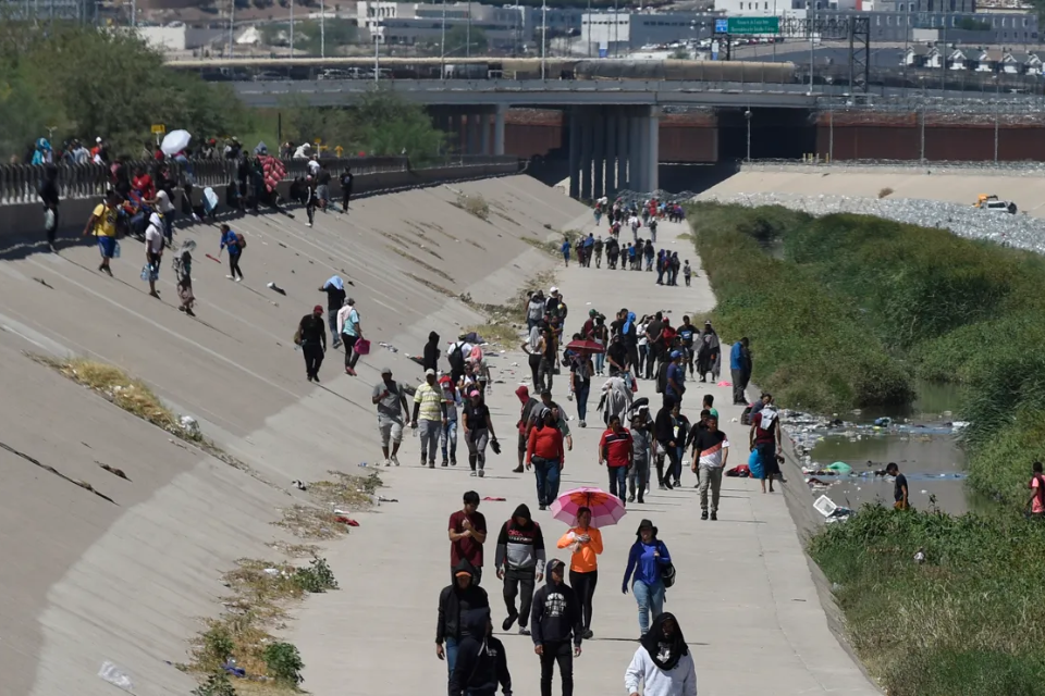 Venezolanos entre cientos de migrantes varados en México tras paro de trenes hacia EEUU