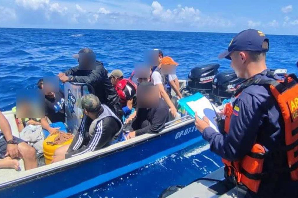 Guardacostas de Colombia rescataron a 19 venezolanos a bordo de embarcación ilegal
