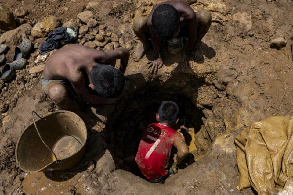 Niños mineros minería Venezuela