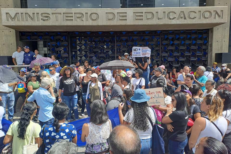 Docentes protestan frente al Ministerio de Educación