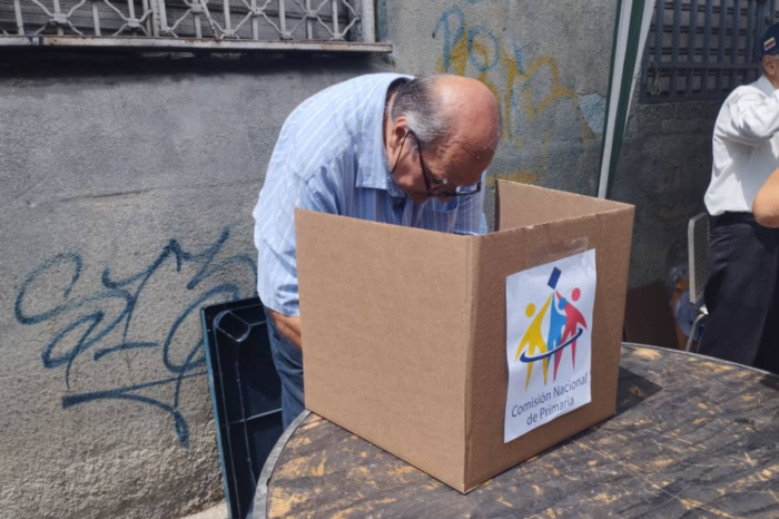 Un adulto mayor ejerce su voto en las elecciones primarias de la oposición