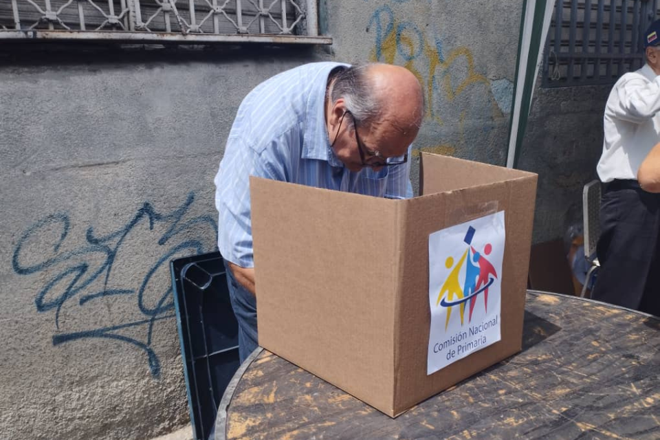 Un adulto mayor ejerce su voto en las elecciones primarias de la oposición