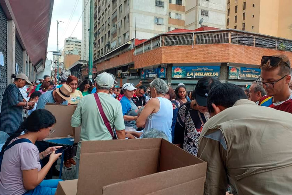 Los electores de La Candelaria continuaron con el proceso a pesar de la quema de objetos en las primeras horas de la jornada