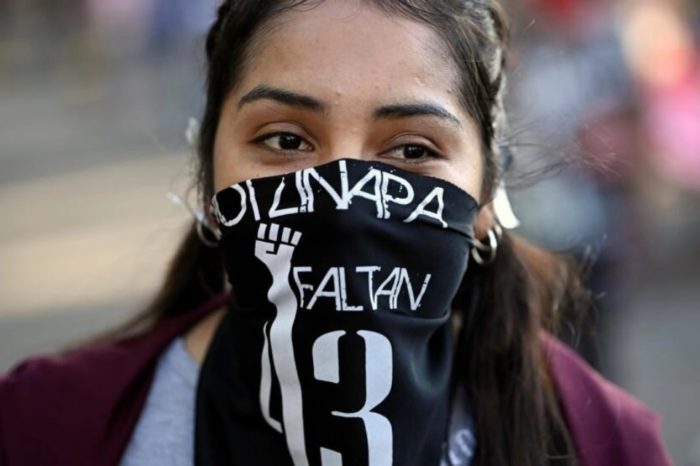 Joven protesta estudiantes Ayotzinapa México