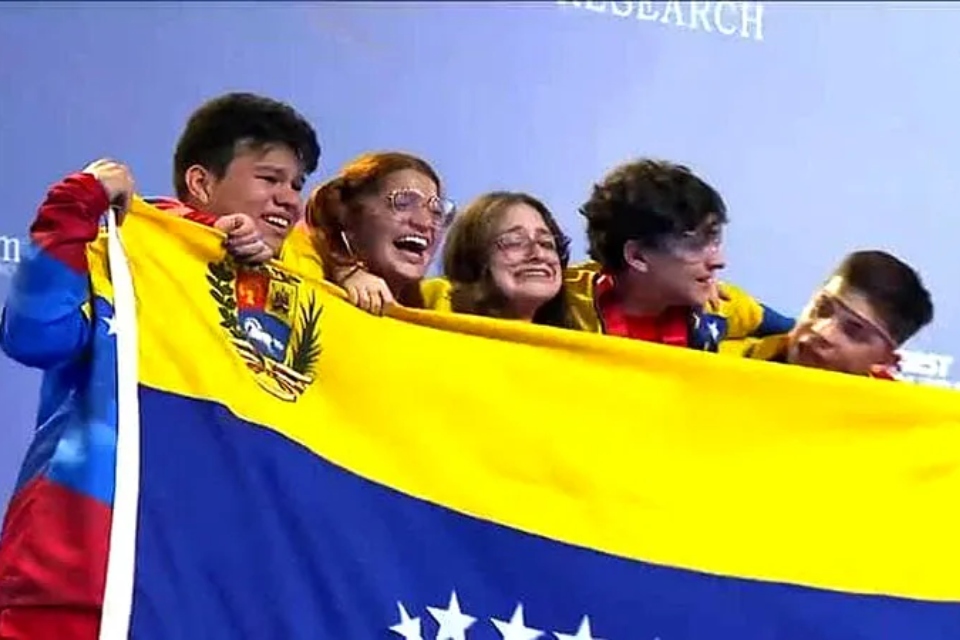 Jóvenes venezolanos se titularon campeones en mundial de robótica en