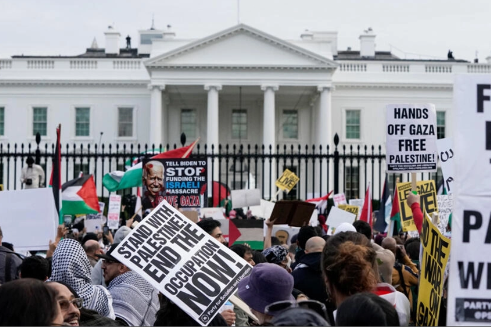 Manifestantes se reúnen en apoyo a los palestinos en el actual conflicto entre Israel y el grupo islamista palestino Hamás y pone en duda la popularidad de Biden
