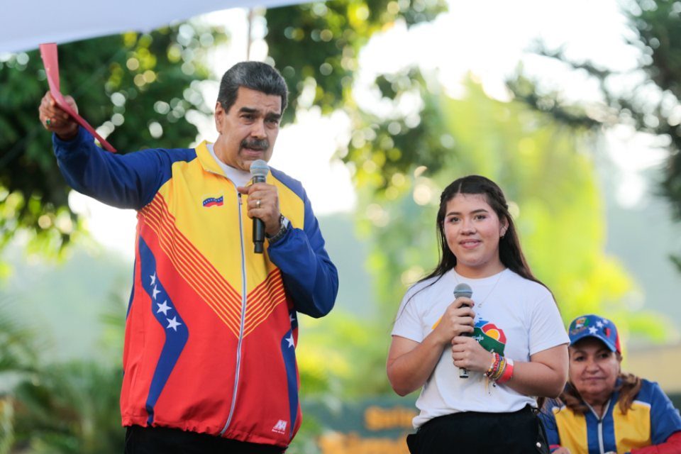 Nicolás Maduro estudiantes referendo 21.11.2023