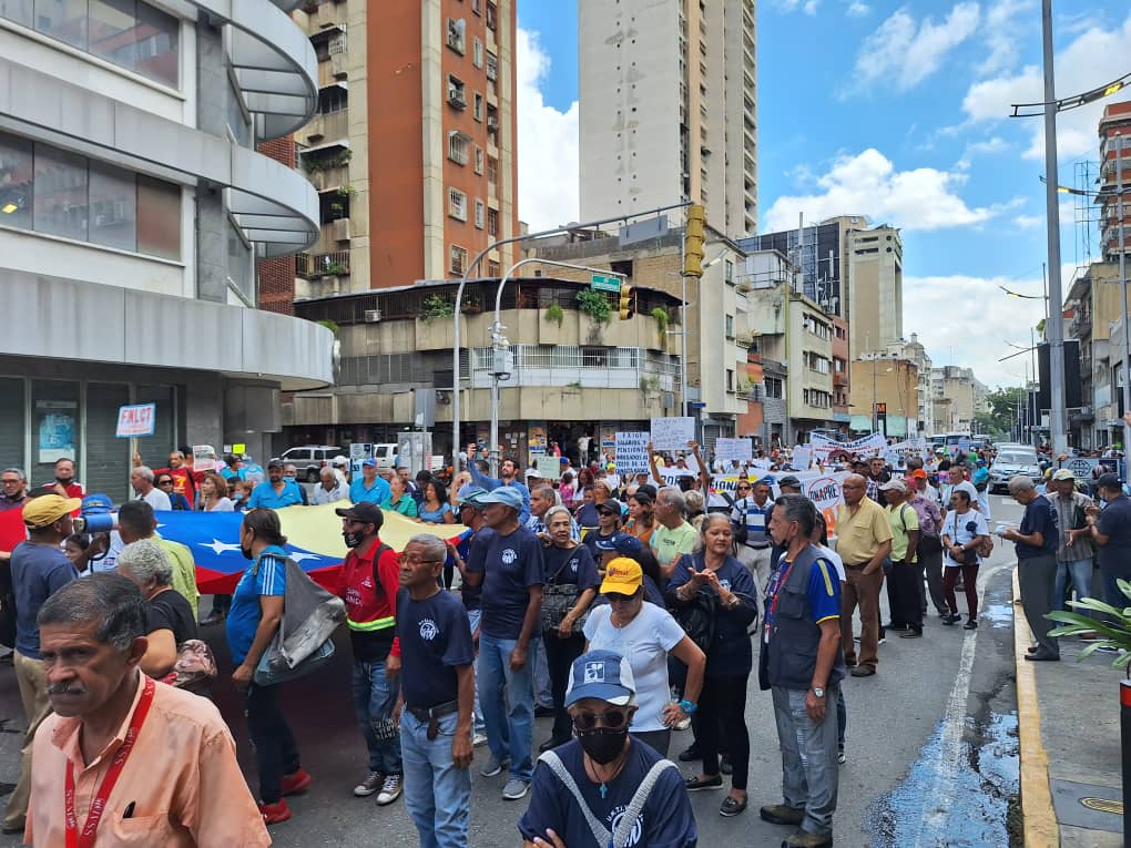Manifestación de trabajadores en la avenida Universidad