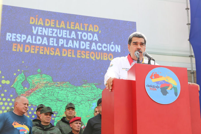 Maduro firma seis decretos por el Esequibo