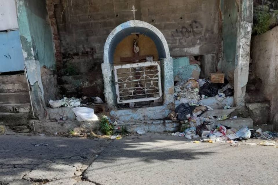 La basura se acumula en las calles de Antímano