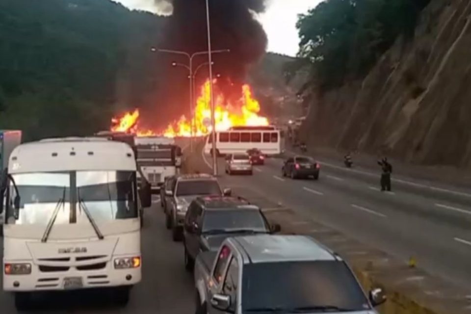Gandola de gasolina explotó este #13Dic en la Autopista Gran Mariscal de Ayacucho - TalCual
