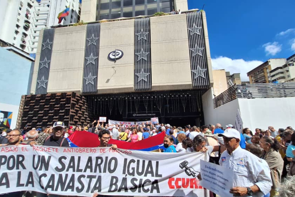 Trabajadores públicos protestaron frente al Ministerio Público en Caracas