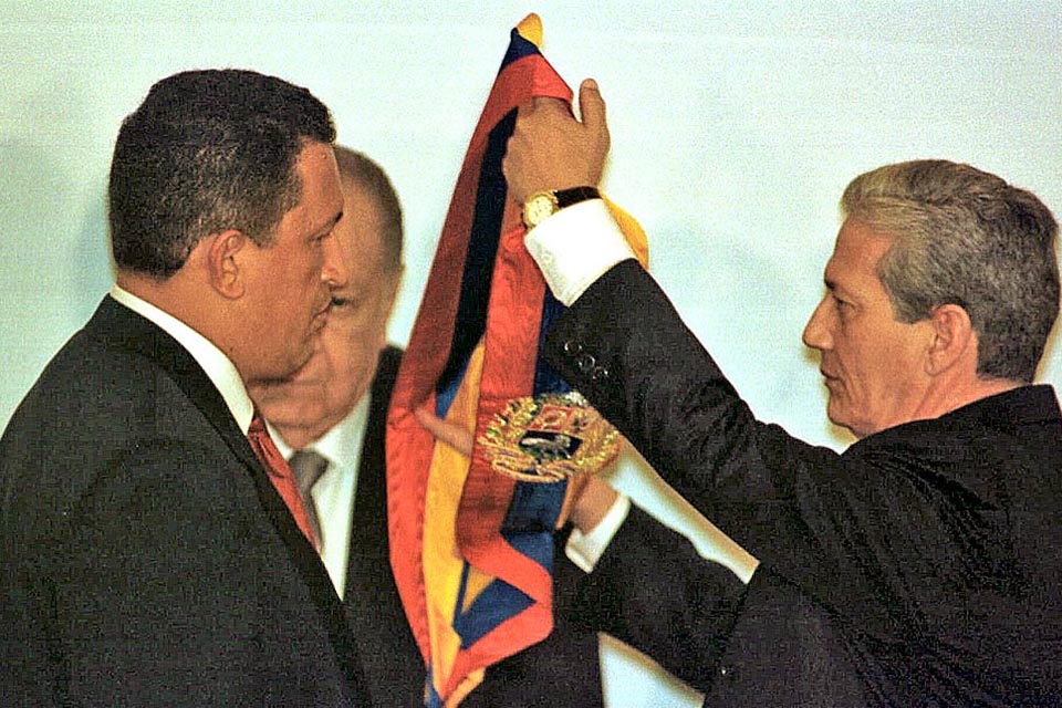 Hugo Chavez banda presidencial toma de posesión 1999