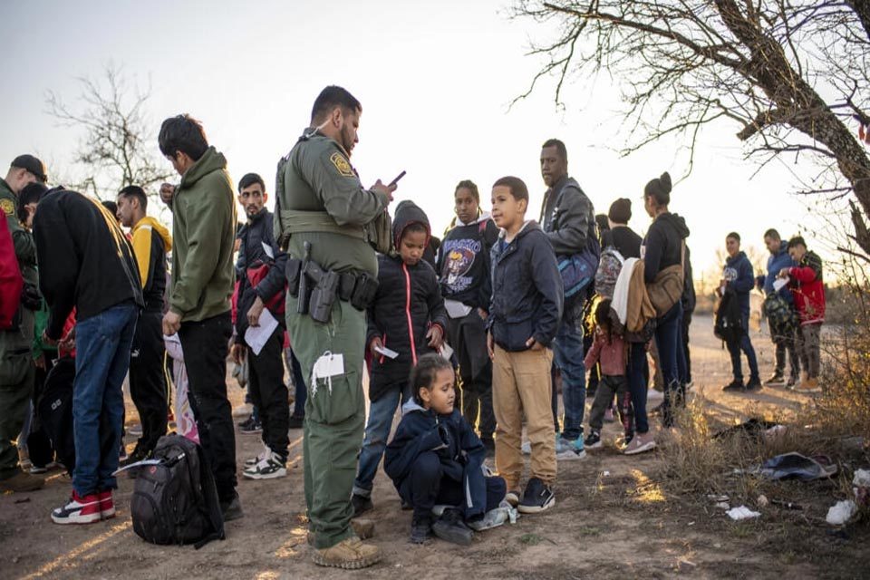 Juez de EEUU bloquea ley de Texas que permite detención de migrantes
