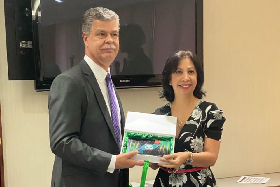 Asociación Bancaria entrega reconocimiento a Ahiana Figueroa