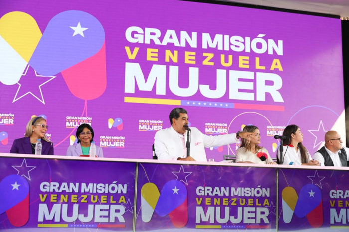 Maduro entrega créditos a mujeres