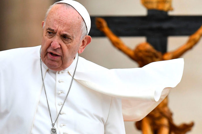 Una mancha en la sotana / Papa Francisco
