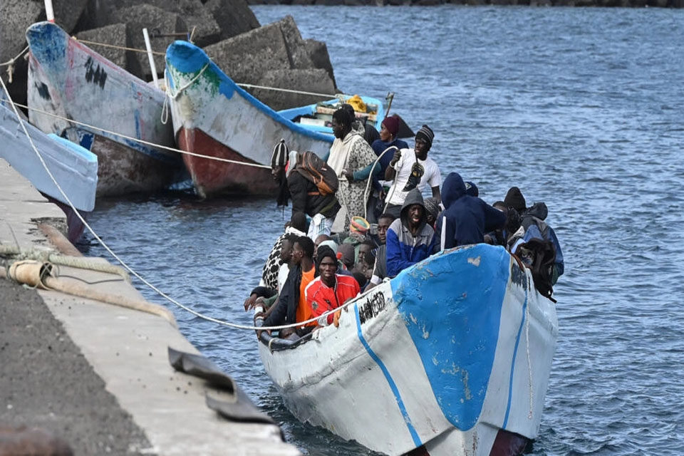 El Parlamento español aborda petición masiva para regularizar a migrantes sin papeles