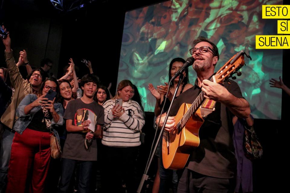 La complicidad de Kevin Johansen y Liniers se hizo fiesta en Caracas