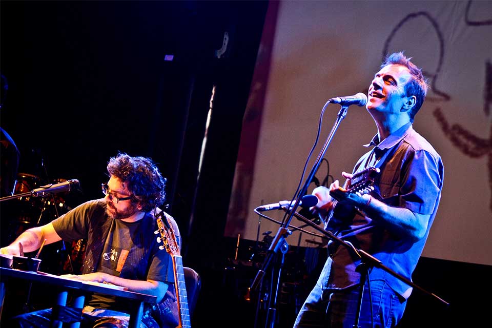 Kevin Johansen y Liniers durante el show "El Vecinal" en Caracas, 2012 | Foto: Víctor Amaya