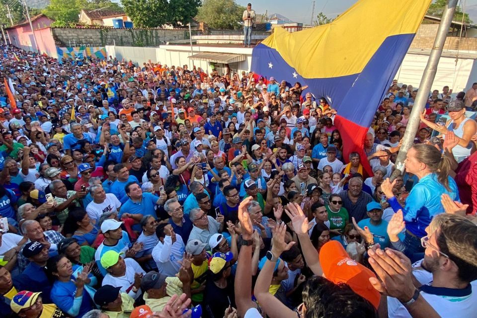 Clausuras y contramarchas: el chavismo ejerce su poder en la campaña presidencial