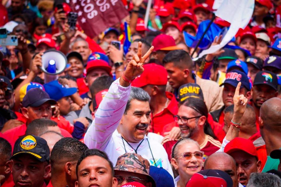 Para asegurar la reelección, Maduro basa su campaña en prebendas y amenazas
