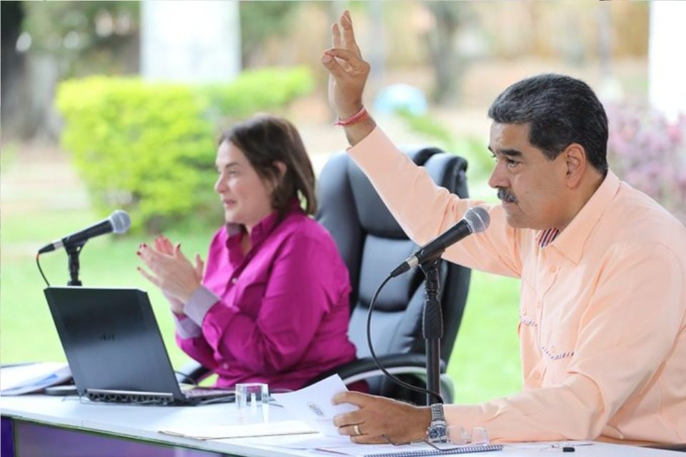 Maduro en Encuentro de Mujeres por la Ciencia.230524