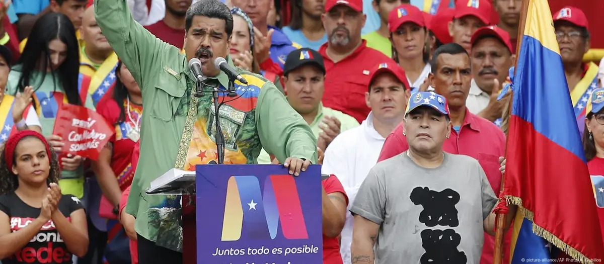 Nicolás Maduro con Diego Maradona