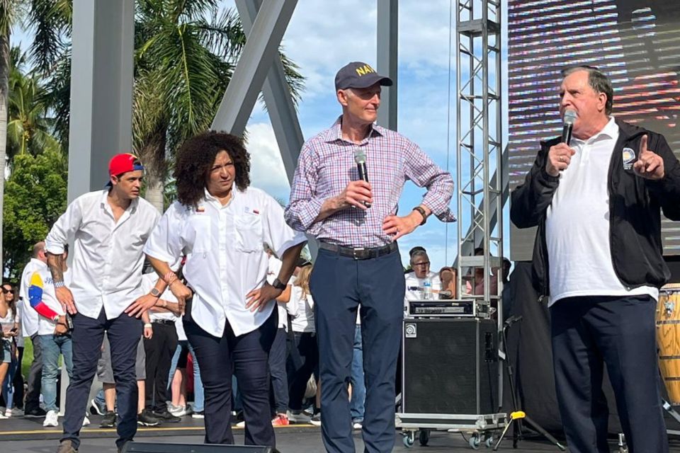 Senador Rick Scott protesta venezolanos