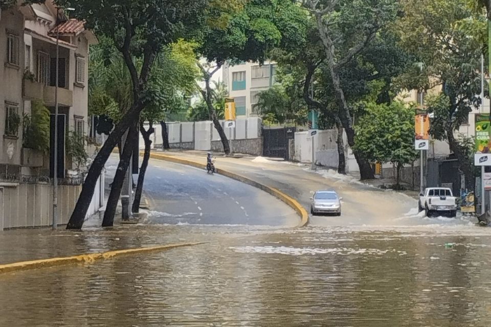 tubería rota Av Andrés Bello 31 agosto 2024