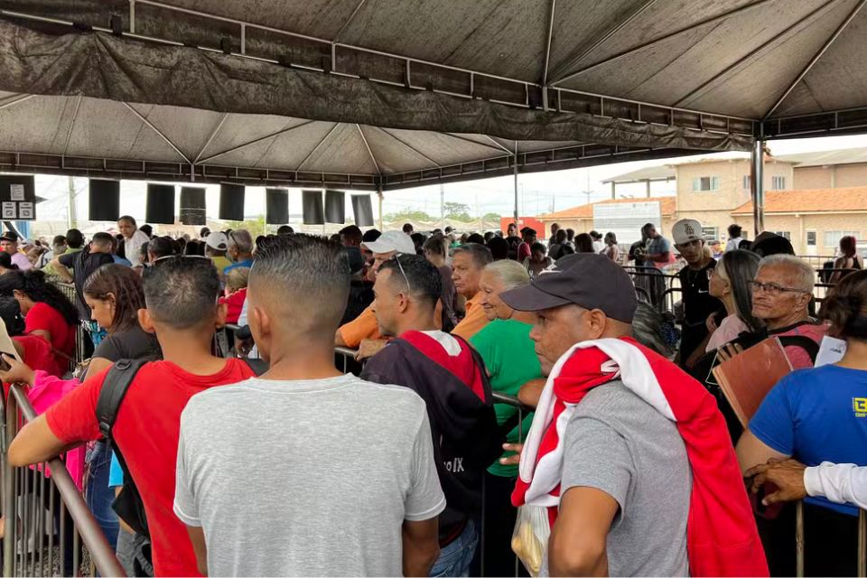 Venezolanos esperando ser atendidos en un refugio en Brasil