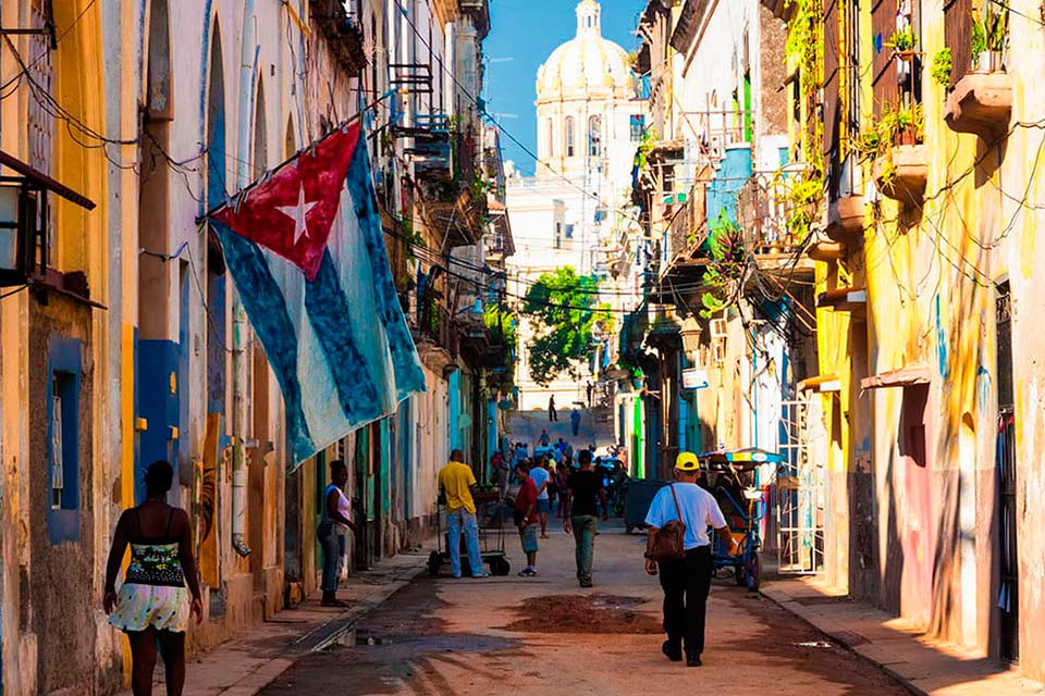 La mitad de los cubanos creen que habría que abandonar el modelo socialista