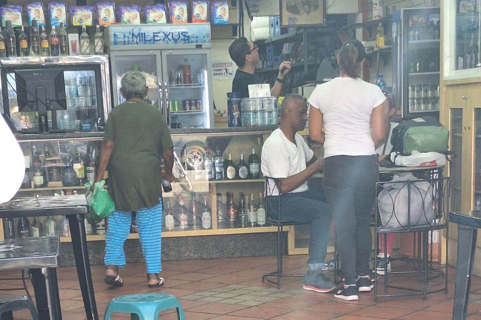 Personas en una licorería poco después de la toma de posesión de Maduro.