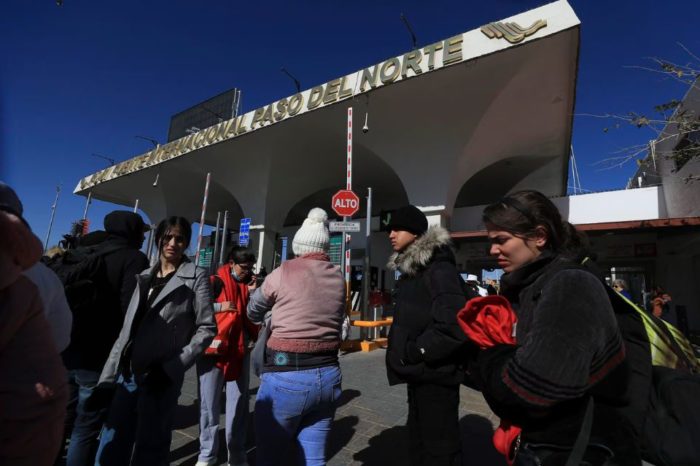 Migrantes tras cancelación del CBP One 2