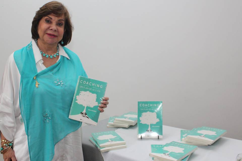 Adela Romero lanza libro con plan de acción: El coaching modela liderazgos