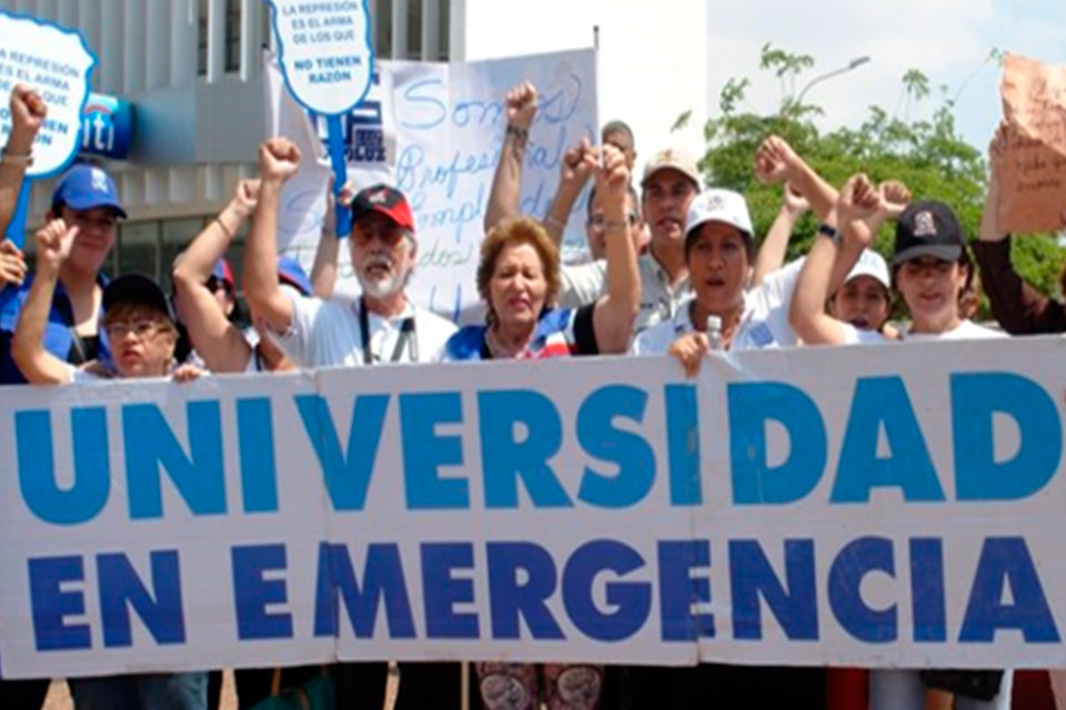 Comunidad universitaria reclama sus derechos