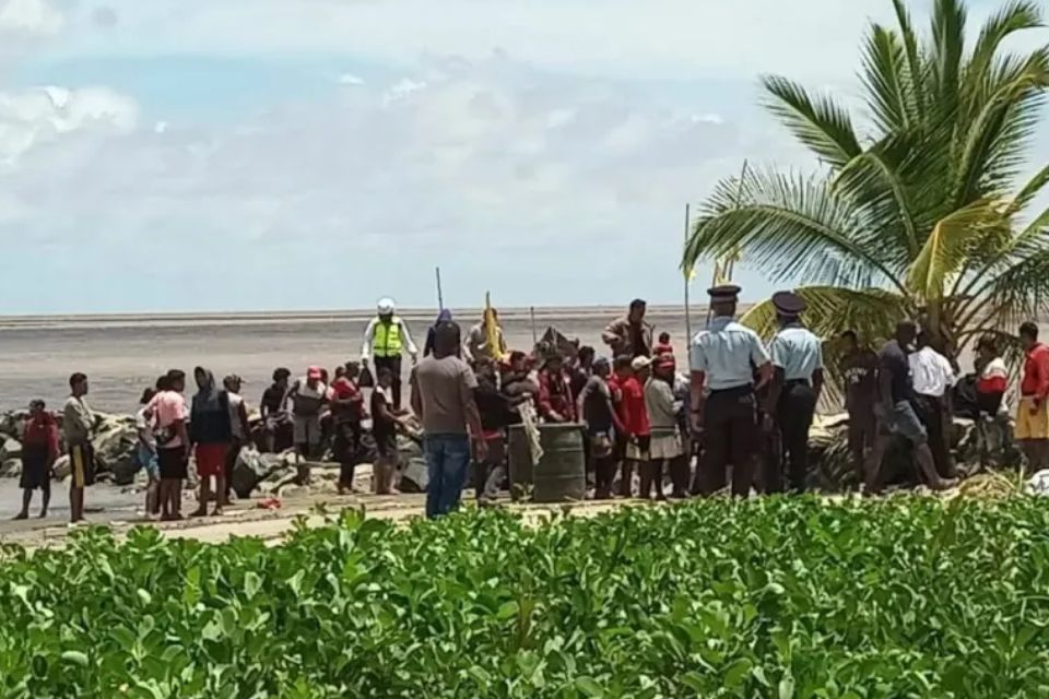 Repatrian a 75 venezolanos en embarcación interceptada en la costa de Guyana