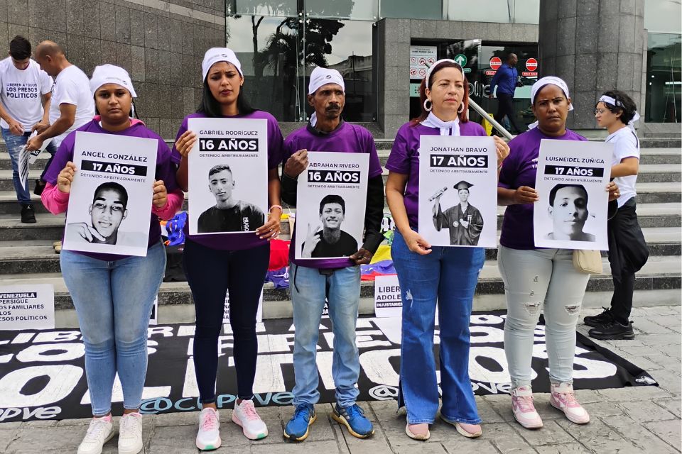Familiares adolescentes detenidos