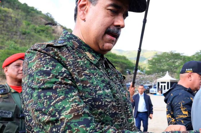 En implosión y pie de guerra