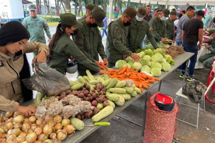 Militares uniformes venta de comida