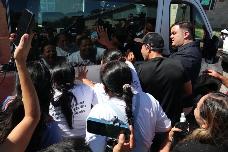 colombianos detenidos familiares